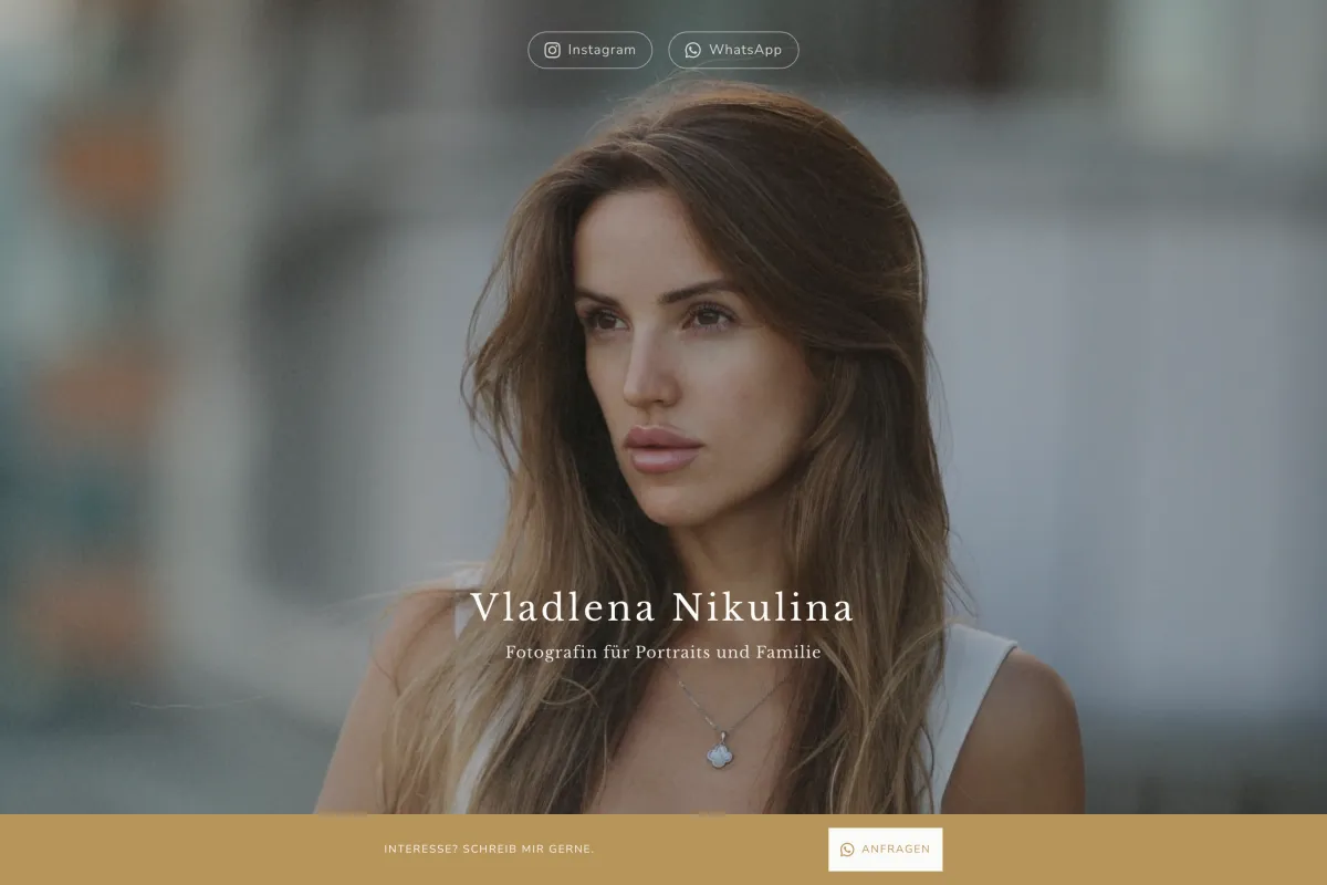 First screen of the photographer’s website: a portrait, her name and a gold WhatsApp enquiry bar